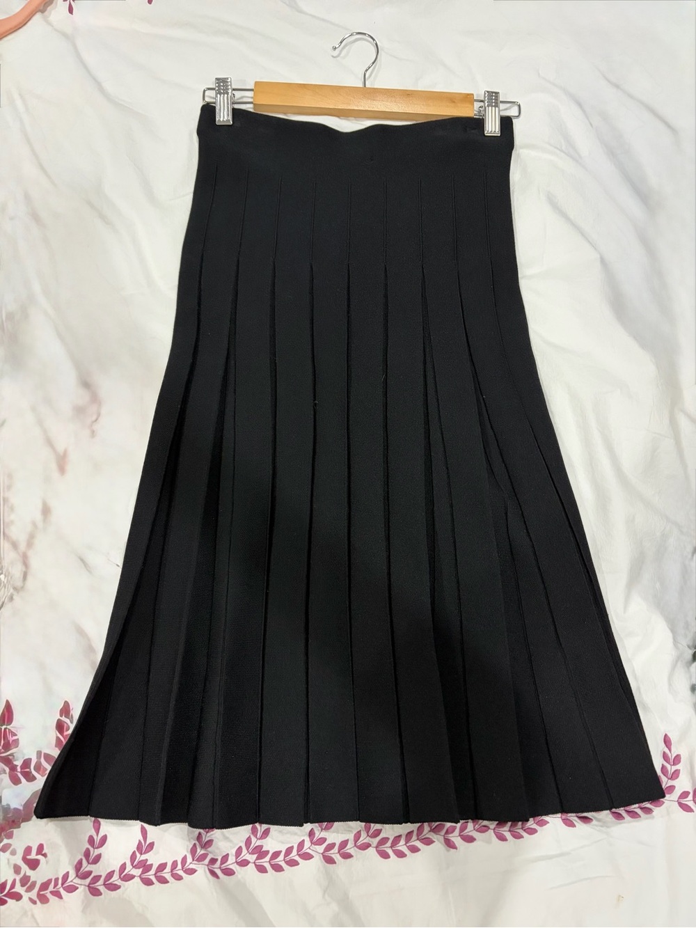Versatile Black Pleated Midi Skirt - Brand Unspecified